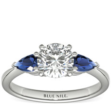 18k 白金經典梨形藍寶石訂婚戒指